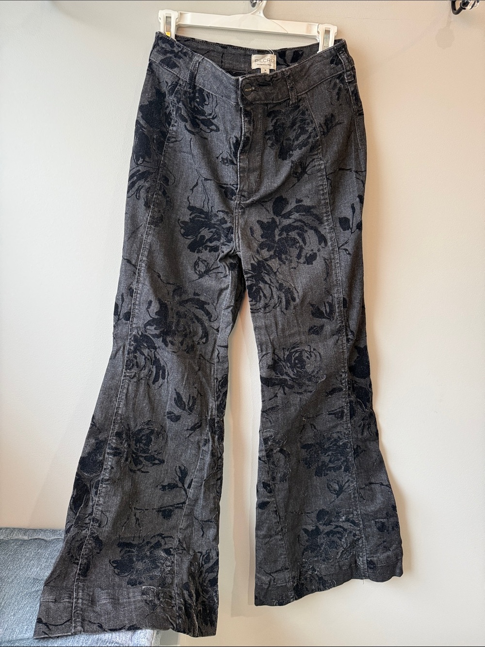 Pilcro Black Jeans with Black Velvet Floral Rose size 29 flare wide leg - Picture 2 of 6